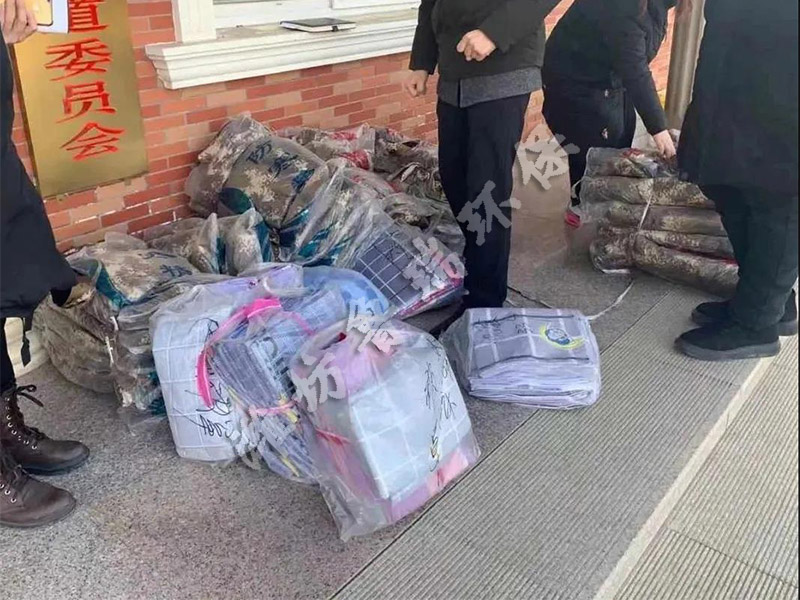 助力扶貧獻愛心 贈送錦旗表謝意3.jpg