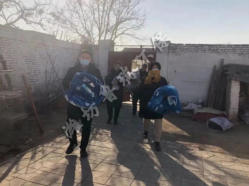 助力扶貧獻愛心 贈送錦旗表謝意4.jpg